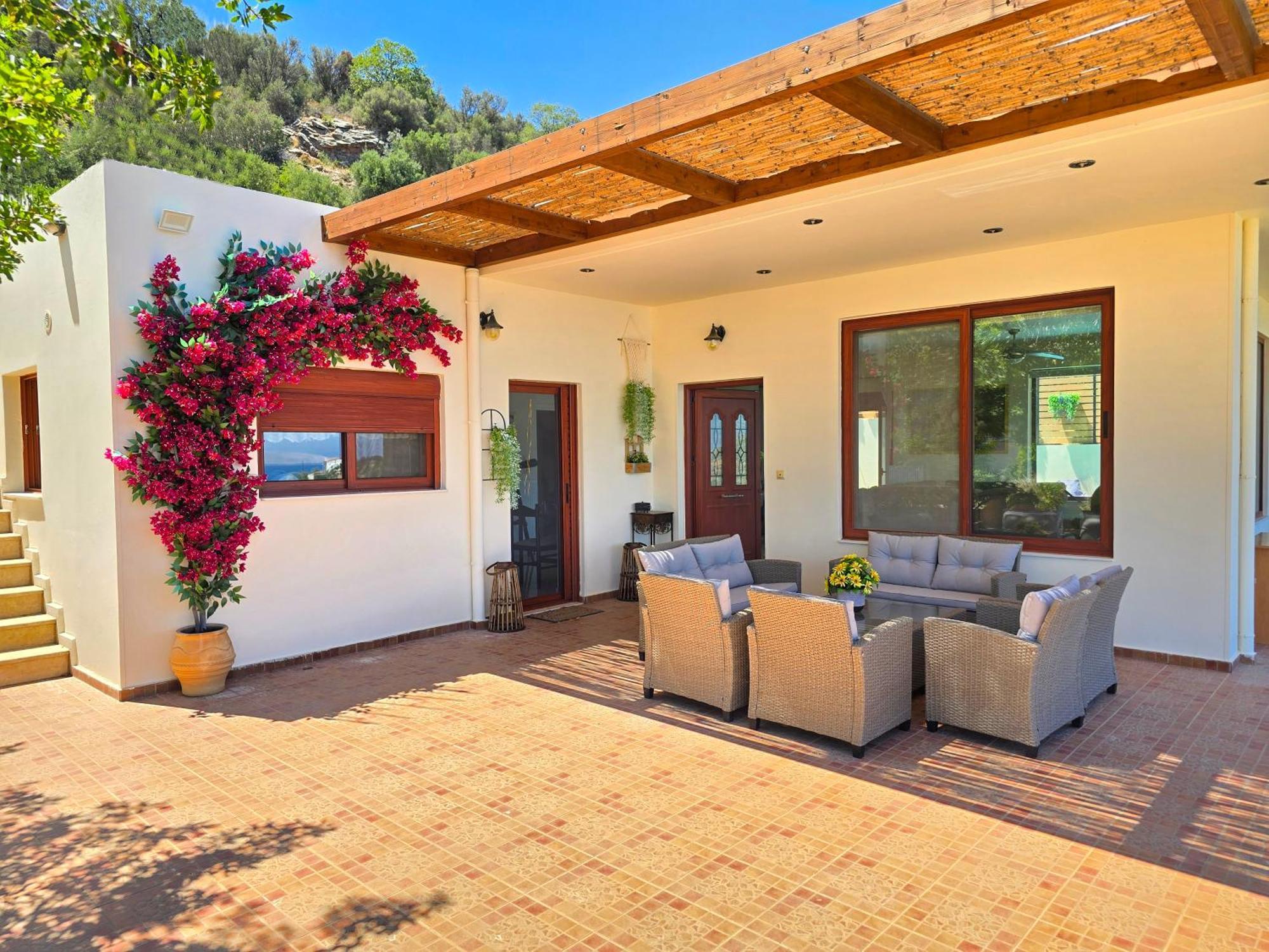 Villa Balcony, Cozy Villa With Amazing View Rodhia  Luaran gambar
