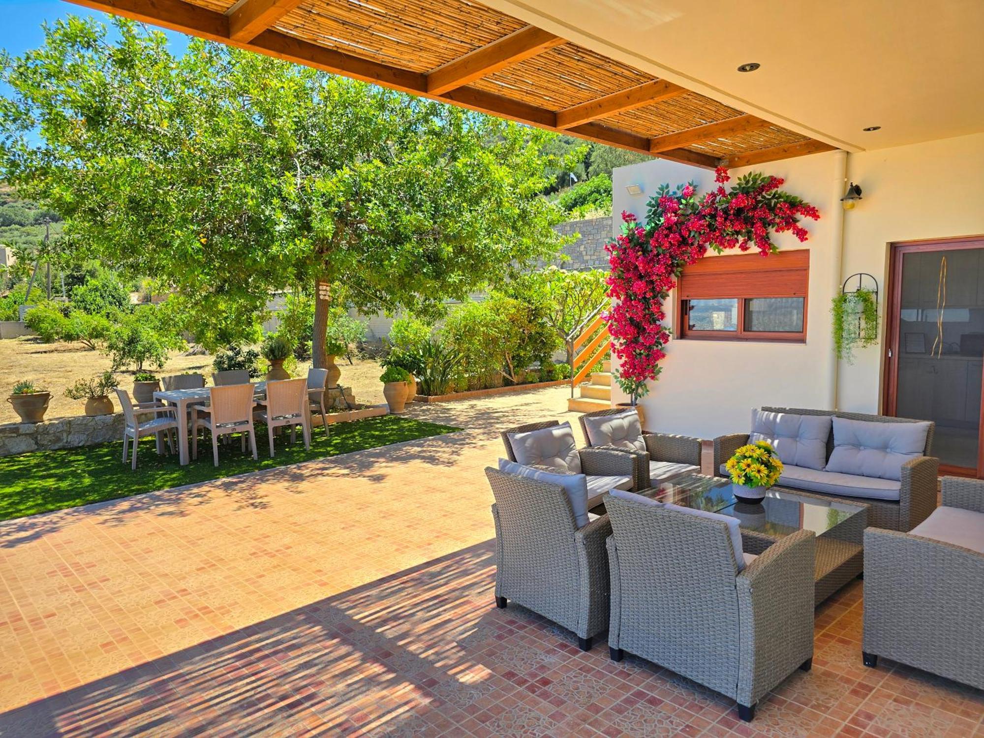 Villa Balcony, Cozy Villa With Amazing View Rodhia  Luaran gambar